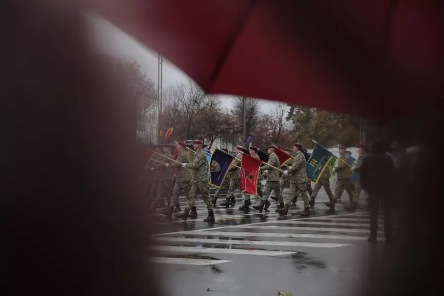 VIDEO Parada de 1 Decembrie 2022 de la Arcul de Triumf. Peste 1.500 de militari au defilat. Zborurile aviației, anulate din cauza vremii