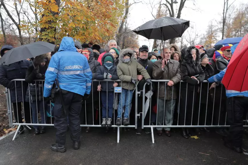 VIDEO Parada de 1 Decembrie 2022 de la Arcul de Triumf. Peste 1.500 de militari au defilat. Zborurile aviației, anulate din cauza vremii