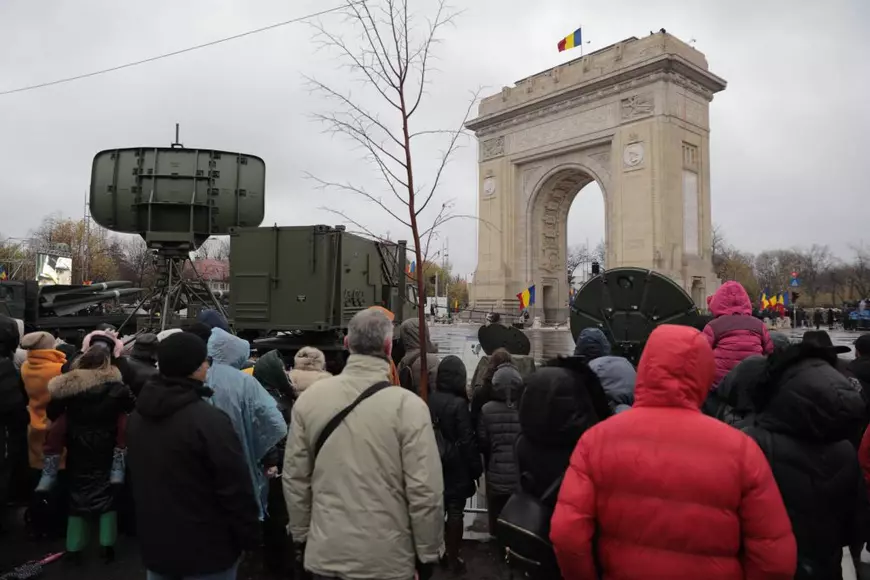 VIDEO Parada de 1 Decembrie 2022 de la Arcul de Triumf. Peste 1.500 de militari au defilat. Zborurile aviației, anulate din cauza vremii