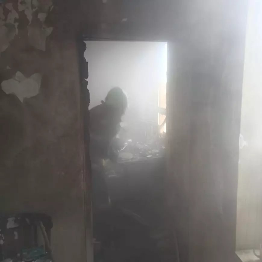 Incendiu la un adăpost social din Huși. Două persoane au fost transportate la spital cu arsuri