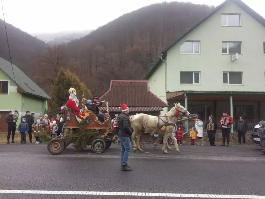 Războiul n-a oprit sărbătorile în Ucraina: Moșul a apărut în caleașcă și-n 2022. Care a fost dorința comună a copiilor și adulților