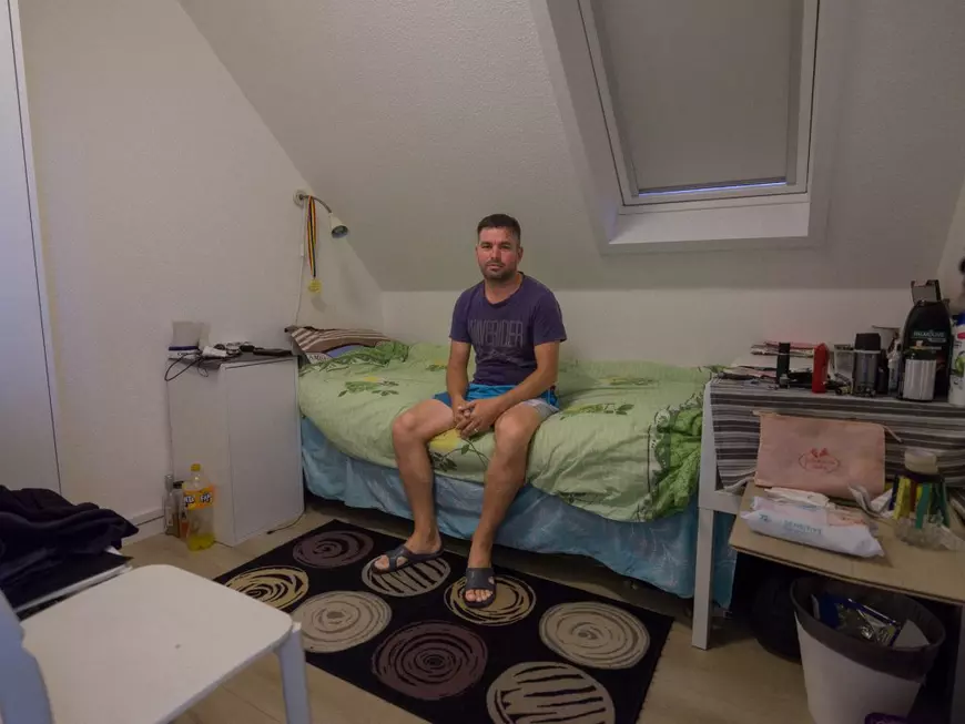 REPORTAJ. „Doar primarul și popa lipsesc de aici, restul suntem toți”. Cât câștigă românii din nordul Europei față de cât câștigau în țară