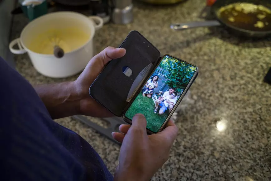 REPORTAJ. „Doar primarul și popa lipsesc de aici, restul suntem toți”. Cât câștigă românii din nordul Europei față de cât câștigau în țară