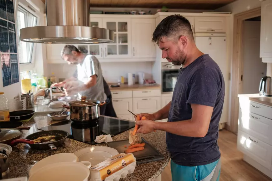 REPORTAJ. „Doar primarul și popa lipsesc de aici, restul suntem toți”. Cât câștigă românii din nordul Europei față de cât câștigau în țară