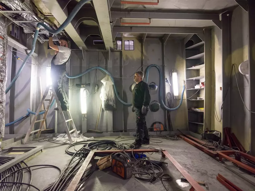 REPORTAJ. „Doar primarul și popa lipsesc de aici, restul suntem toți”. Cât câștigă românii din nordul Europei față de cât câștigau în țară