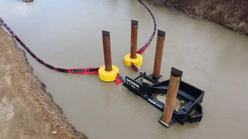 Soluție inovatoare pentru râuri mai curate: 5 râuri din România beneficiază, de anul acesta, de capcane plutitoare care colectează deșeurile