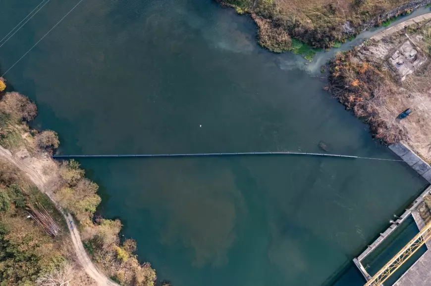 Soluție inovatoare pentru râuri mai curate: 5 râuri din România beneficiază, de anul acesta, de capcane plutitoare care colectează deșeurile