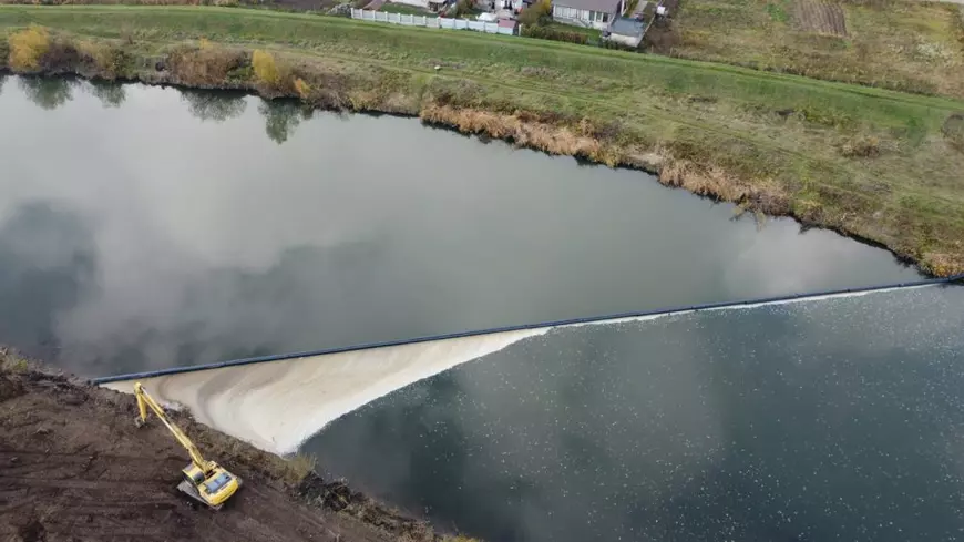 Soluție inovatoare pentru râuri mai curate: 5 râuri din România beneficiază, de anul acesta, de capcane plutitoare care colectează deșeurile