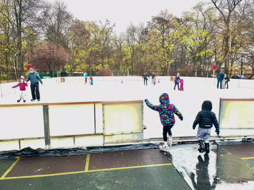 Unde putem să patinăm în București? Cișmigiul e cea mai scumpă locație, în Piața Obor, accesul e gratuit