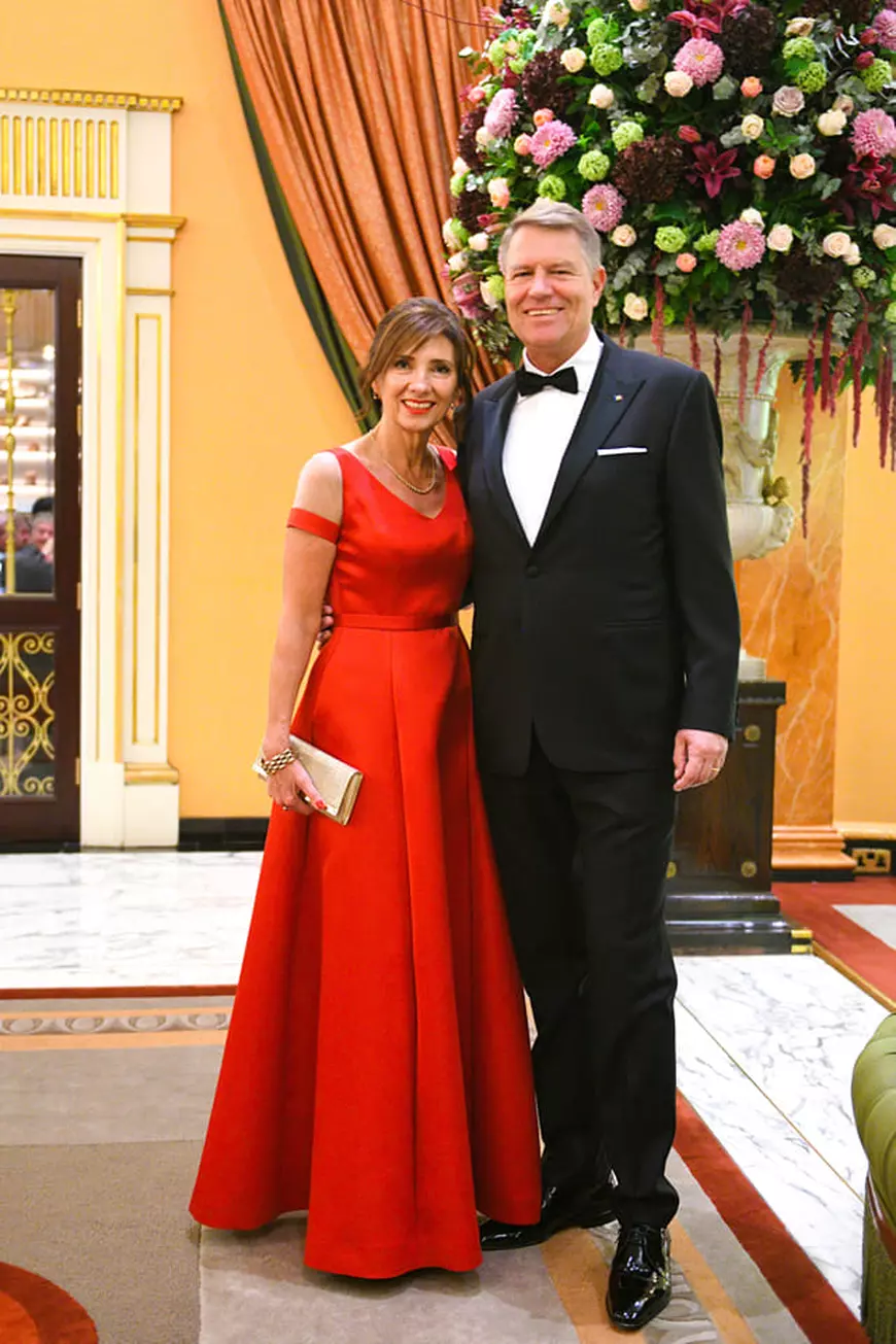 Cum își alege Carmen Iohannis ținutele pentru evenimentele oficiale. Andrea Tincu: „Prima Doamnă este deschisă sugestiilor”