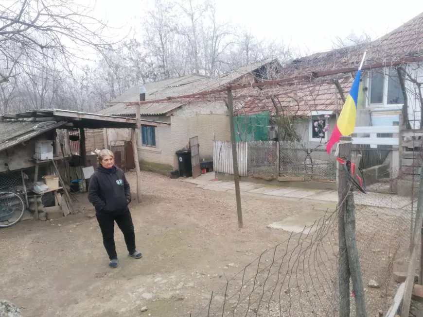 Reportaj. Ce a mai rămas din Sărbătorile de iarnă la Paris, în județul Olt: tradițiile, înlocuite de video call-uri cu copiii din străinătate. „E pustiu Parisul”