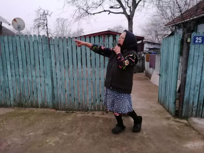 Reportaj. Ce a mai rămas din Sărbătorile de iarnă la Paris, în județul Olt: tradițiile, înlocuite de video call-uri cu copiii din străinătate. „E pustiu Parisul”