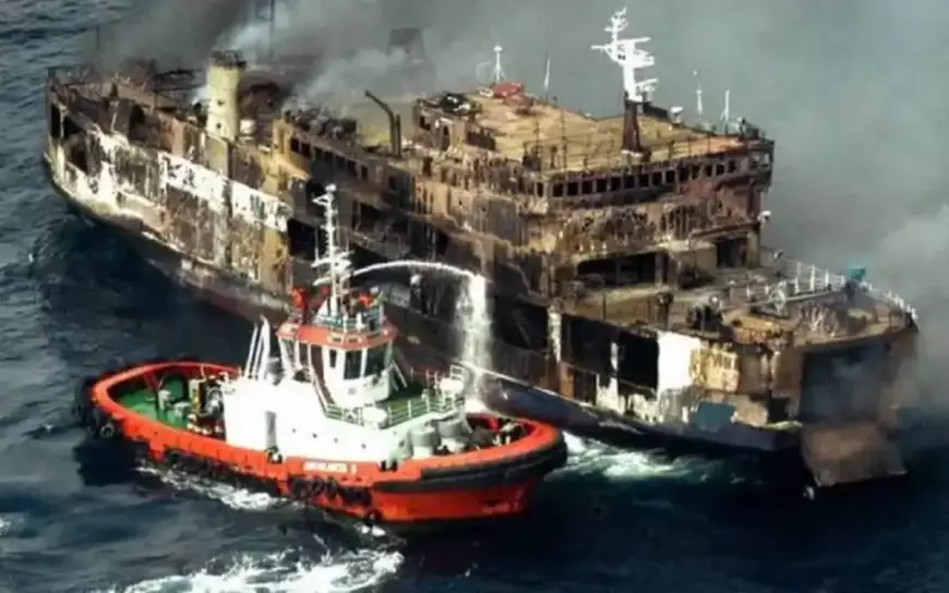 Cele mai mari dezastre navale din istorie - Imagine cu nava Dona Paz după ce a ars.