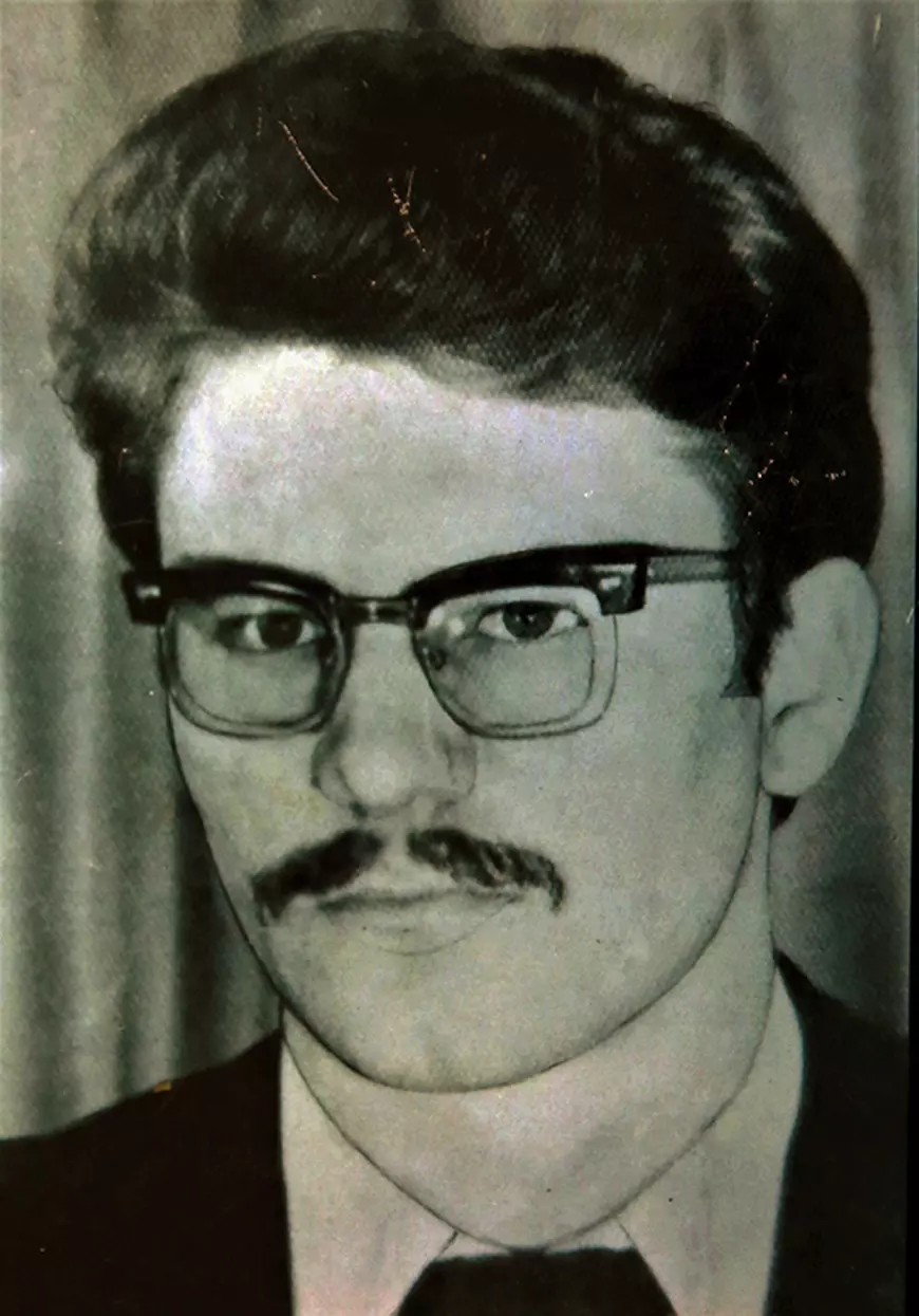 S-a dus să scoată din foc cărțile Bibliotecii Universitare și a fost împușcat în inimă. 33 de ani de când o mamă din Bacău își plânge copilul mort la Revoluție