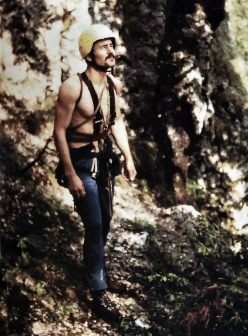 S-a dus să scoată din foc cărțile Bibliotecii Universitare și a fost împușcat în inimă. 33 de ani de când o mamă din Bacău își plânge copilul mort la Revoluție