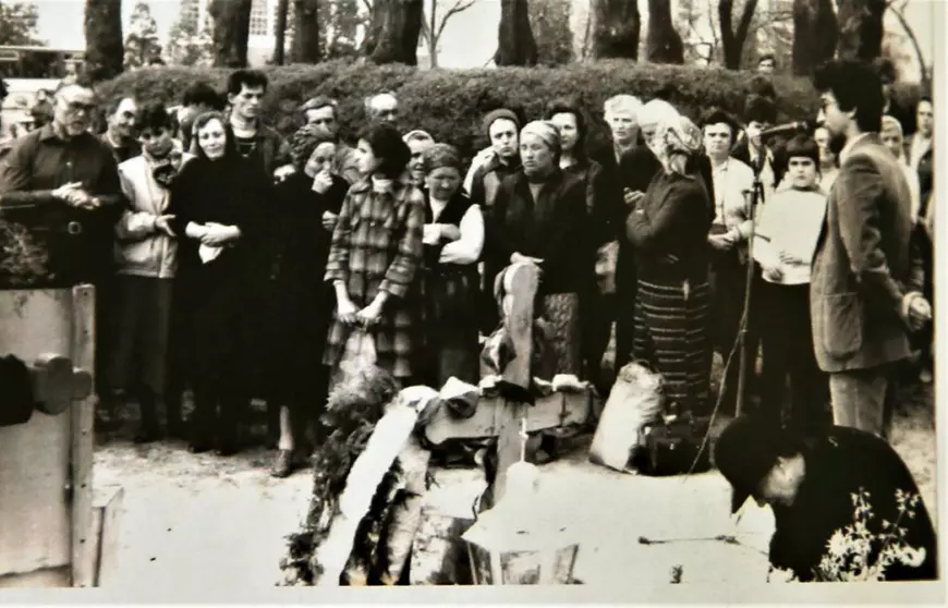 S-a dus să scoată din foc cărțile Bibliotecii Universitare și a fost împușcat în inimă. 33 de ani de când o mamă din Bacău își plânge copilul mort la Revoluție