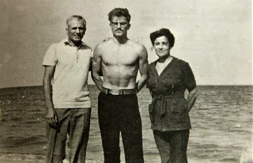 S-a dus să scoată din foc cărțile Bibliotecii Universitare și a fost împușcat în inimă. 33 de ani de când o mamă din Bacău își plânge copilul mort la Revoluție