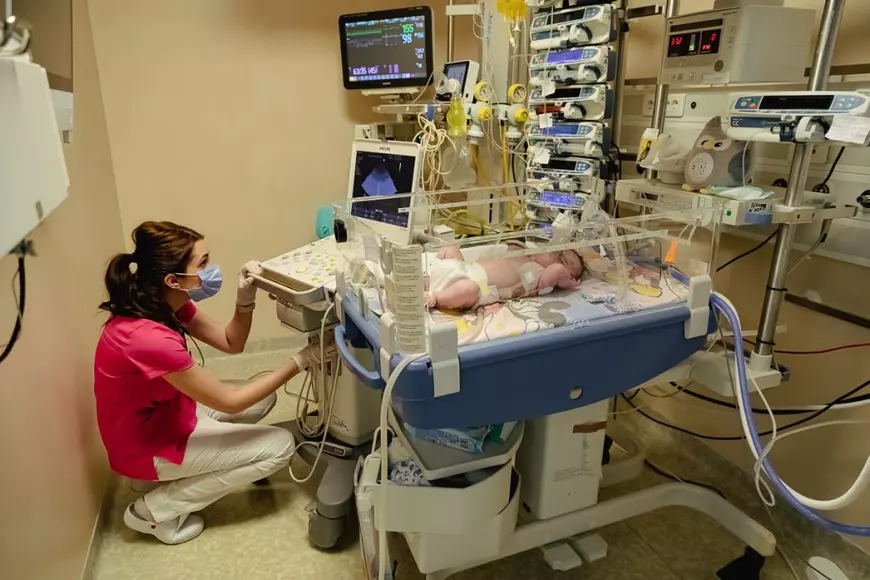 „Grijă pentru nou-născuți”, campanie umanitară a Fundației Ringier pentru achiziționarea unui sistem de livrare a oxidului nitric. Locul unde medicii salvează viețile bebelușilor și pregătesc specialiști care luptă alături de micuți