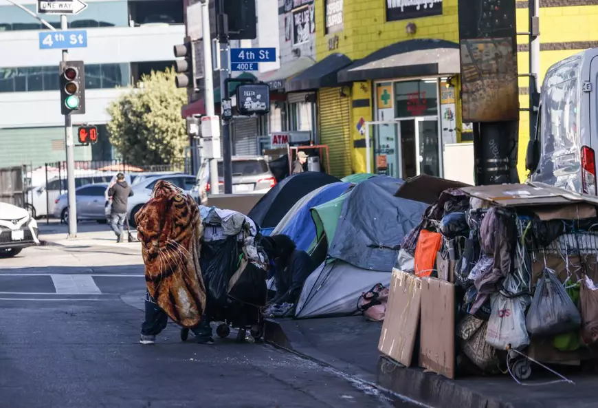 Experiment în SUA: bani alocați oamenilor fără adăpost, ca să-și repună viața pe picioare. Este posibil asta și în România? 