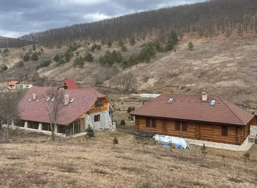 REPORTAJ. Problemele unui antreprenor întors acasă: „Cei de la ISU m-au întrebat: «Dar plan de evacuare cădere meteoriți aveţi?» Glumeau sau nu?”