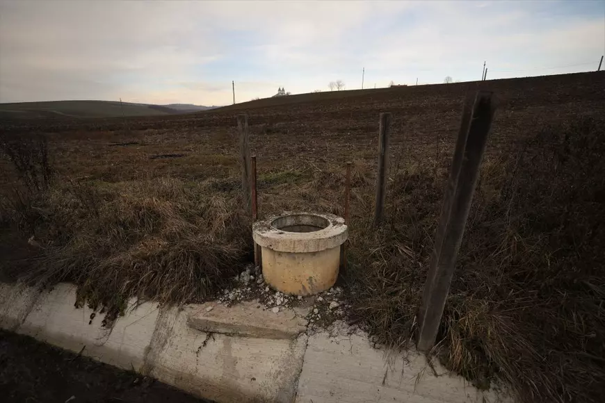 REPORTAJ. Cum s-a trezit un gospodar din judeţul Bacău cu trei ruşi în curtea casei: „Am scris cu dalta pe cruce Eroi Necunoscuţi”