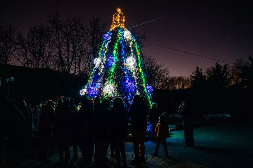 Crăciunul în vreme de război: ucrainenii i-au cerut lui Moș Crăciun sobe și haine groase. „N-avem lumină, nici căldură”