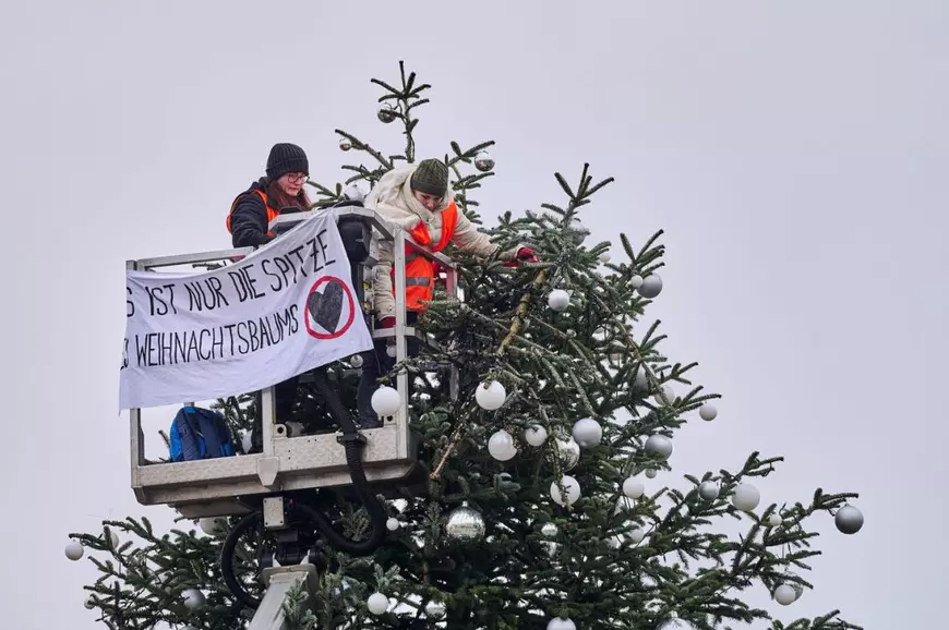 Bradul de Crăciun din faţa Porţii Brandenburg de la Berlin, iluminat din nou, după ce activiștii de mediu i-au tăiat vârful