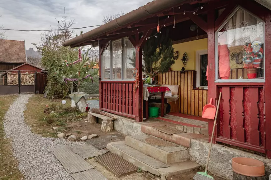 Cum arată Sărbătorile sfârșitului de an într-un sat majoritar maghiar din Covasna: „Degeaba ne văităm, pensia tot mică rămâne”