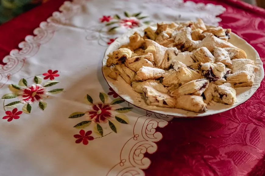 Cum arată Sărbătorile sfârșitului de an într-un sat majoritar maghiar din Covasna: „Degeaba ne văităm, pensia tot mică rămâne”