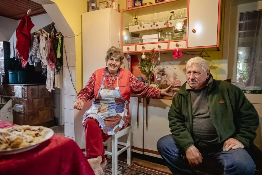 Cum arată Sărbătorile sfârșitului de an într-un sat majoritar maghiar din Covasna: „Degeaba ne văităm, pensia tot mică rămâne”
