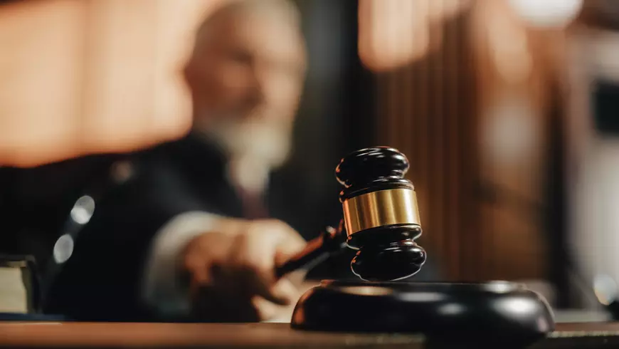 Cum poți să devii judecător în România - Imagine cu un judecător care loveşte cu un ciocan de lemn după ce anunţă o sentinţă.