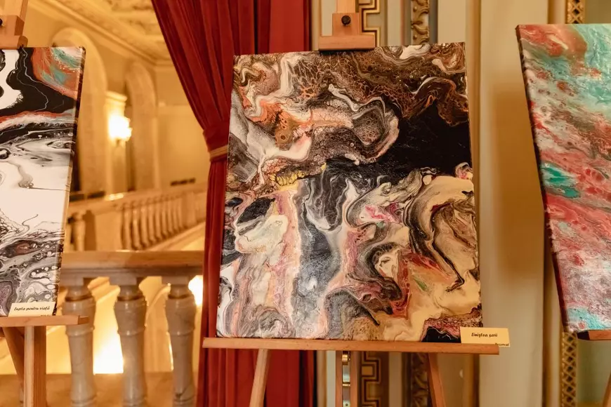 Picturile unei paciente cu scleroză multiplă arată cum se simte boala pentru cei care suferă de ea: „Este neputința noastră de a ne exprima în cuvinte”