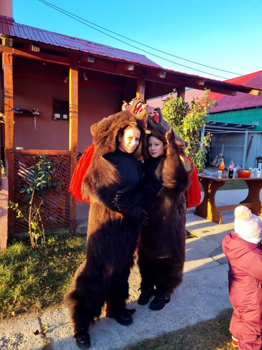 Femeia de afaceri din Bacău care la fiecare final de an joacă ursul. „Cu blana pe noi, toți suntem egali”