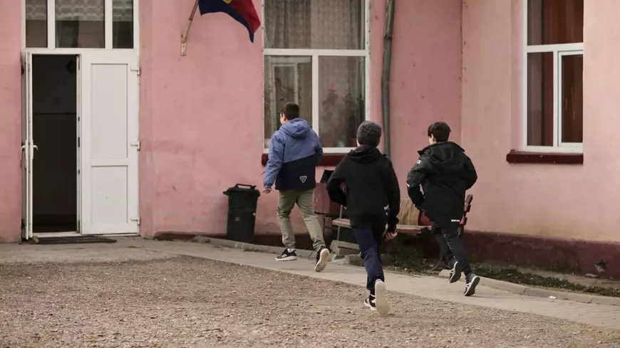 Să discutăm sincer despre copiii care nu mai vin la școală pentru că se căsătoresc. Cu isterie și urlat: „să li se ia copilul” nu rezolvăm nimic