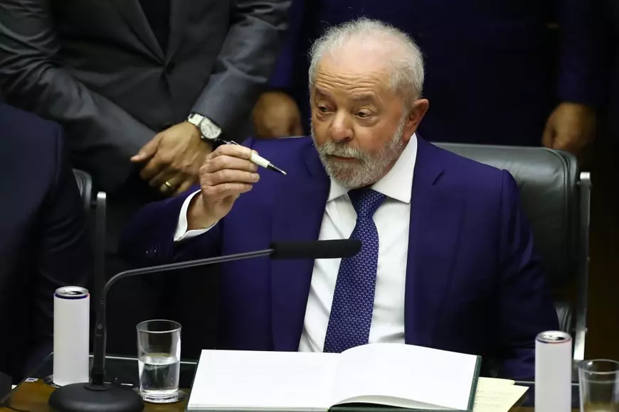 Noul președinte al Braziliei a depus jurământul. Lula și soția sa s-au plimbat prin capitală într-o mașină decapotabilă