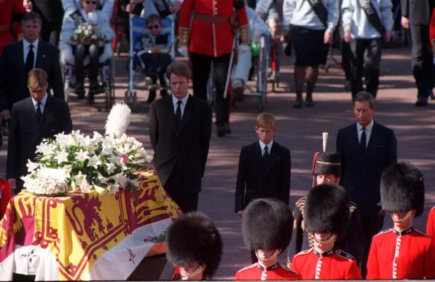 Noi dezvăluiri ale prinţului Harry. Ce s-a întâmplat imediat după moartea mamei sale, prinţesa Diana