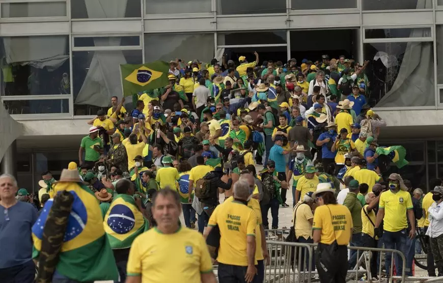 Doi români din Brazilia vorbesc pentru publicul Libertatea despre revoltele care au cuprins țara și protestatarii care au distrus clădiri guvernamentale