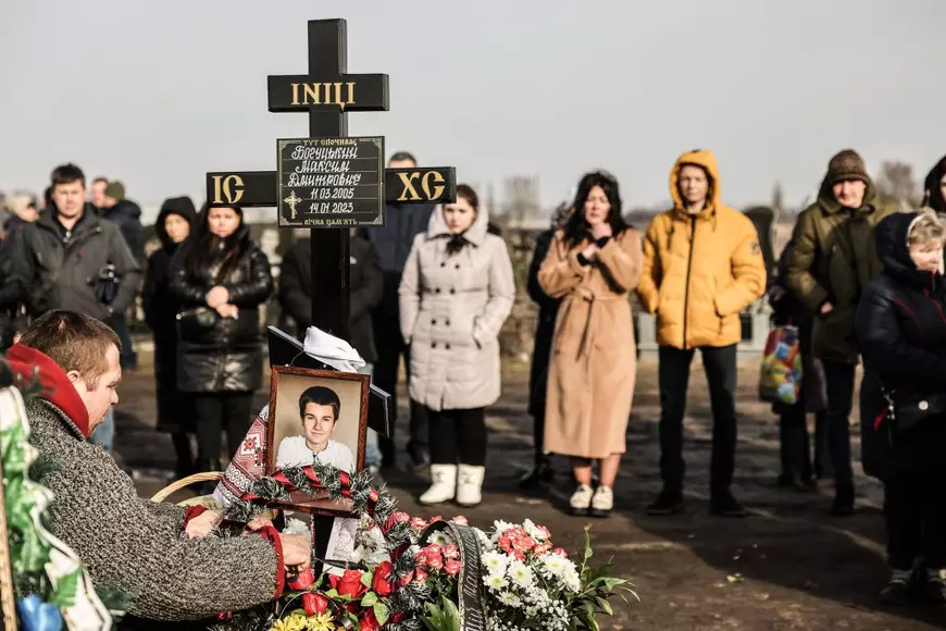 „Ne-a rămas de la el doar un șorț”. Destinul tragic al lui Maksym, adolescentul ucis de ruși în blocul morții din Dnipro. Părinții săi plecaseră de acasă