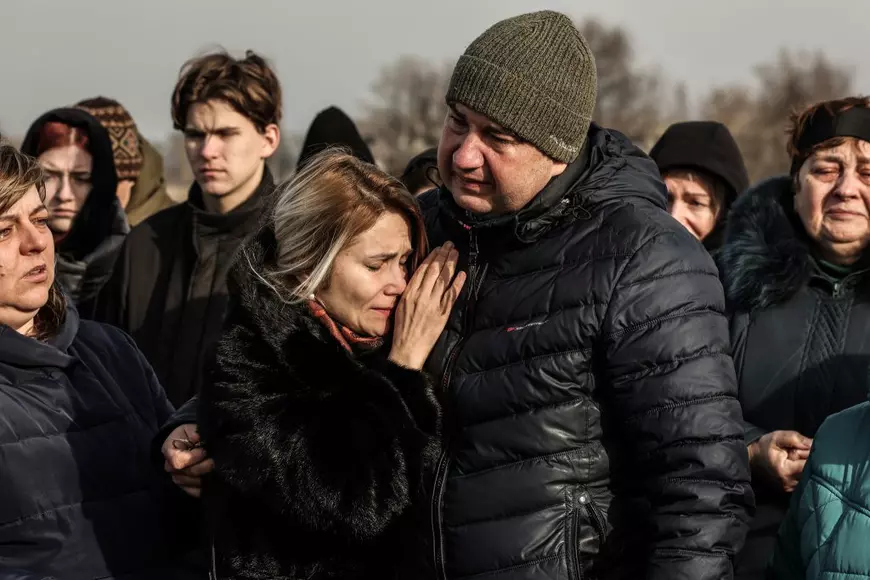 „Ne-a rămas de la el doar un șorț”. Destinul tragic al lui Maksym, adolescentul ucis de ruși în blocul morții din Dnipro. Părinții săi plecaseră de acasă