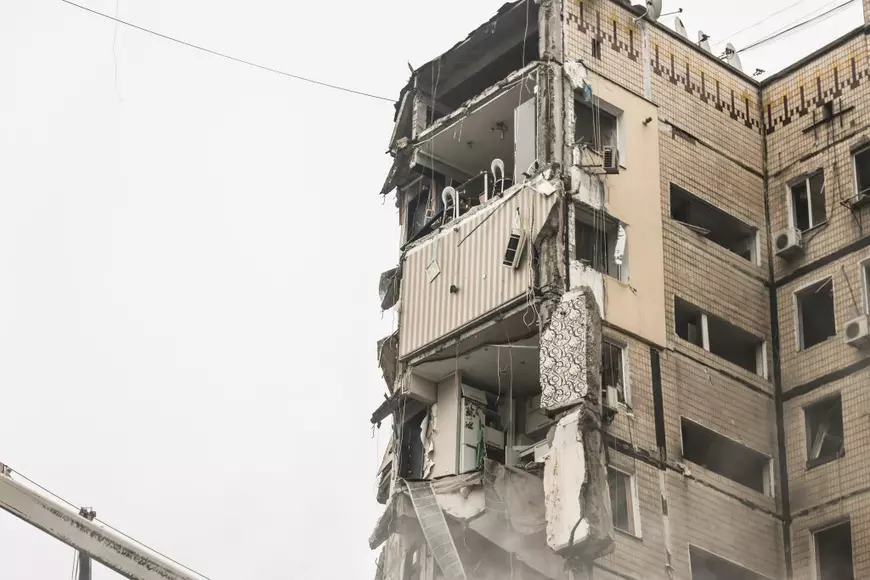 „Ne-a rămas de la el doar un șorț”. Destinul tragic al lui Maksym, adolescentul ucis de ruși în blocul morții din Dnipro. Părinții săi plecaseră de acasă