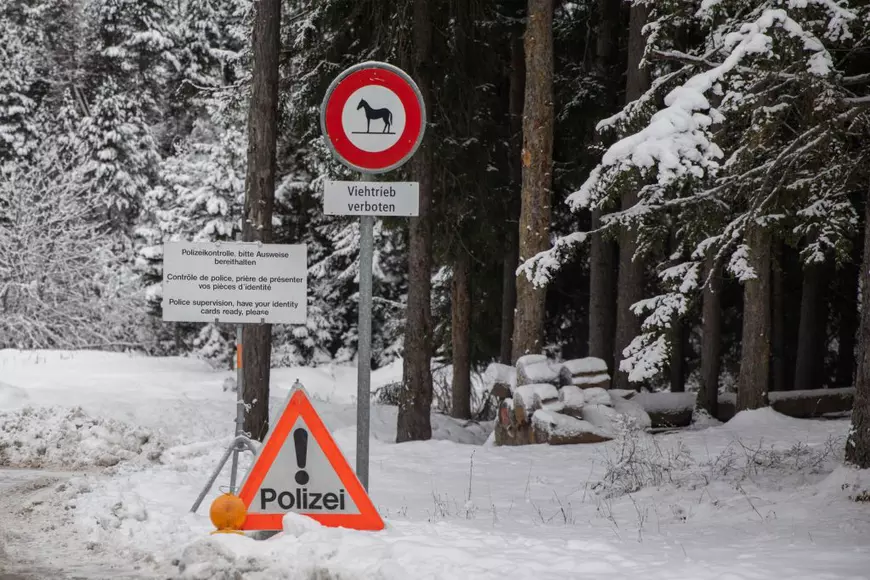 Fața neștiută a forumului bogaților de la Davos. Chiria pentru o săptămână a unei vile costă cât cumpărarea unui apartament în București. Cât ajunge să coste un kebap