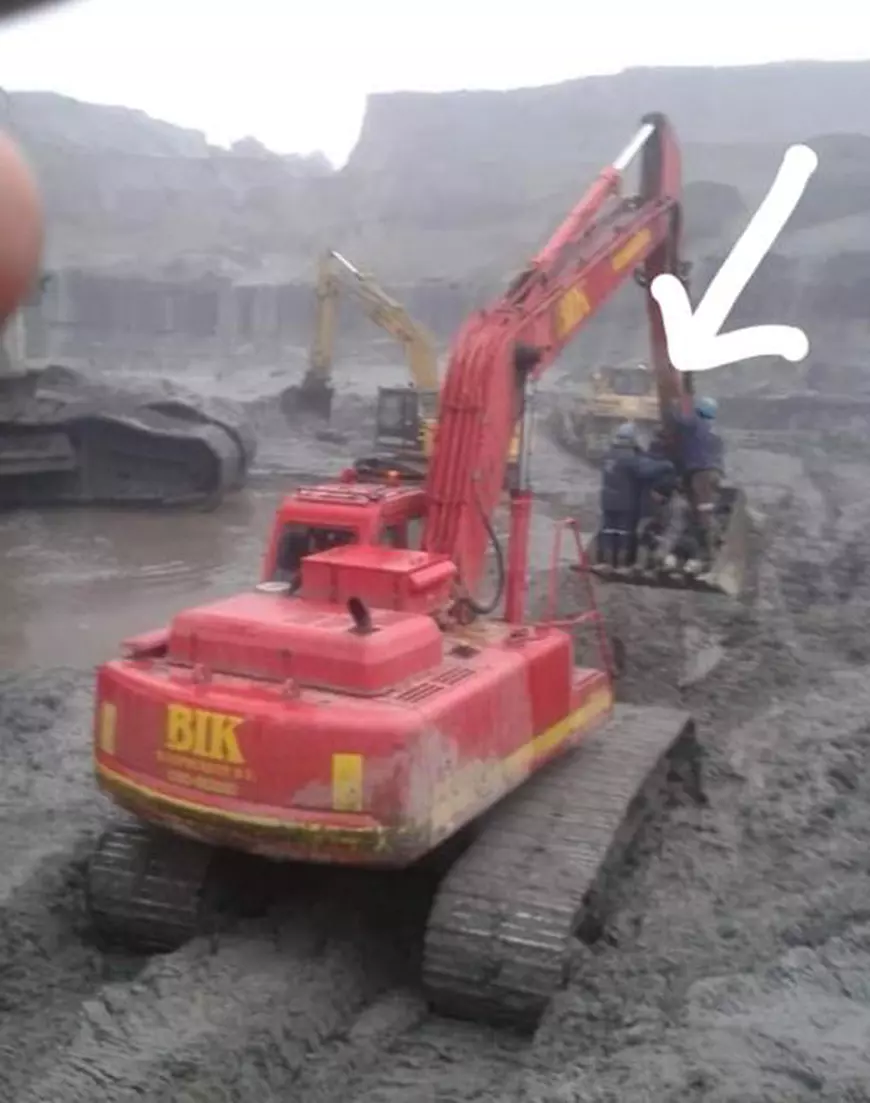 Imagine de la mina Jilț, unde trei oameni au murit: muncitori transportați în cupa excavatorului. Noul director spune că poza „e mai veche”