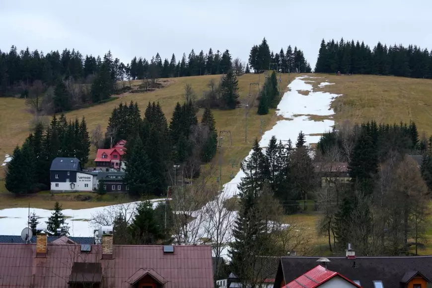 Cum arată pârtiile din Europa în plin sezon de schi. Turiștii schiază pe niște petice de zăpadă