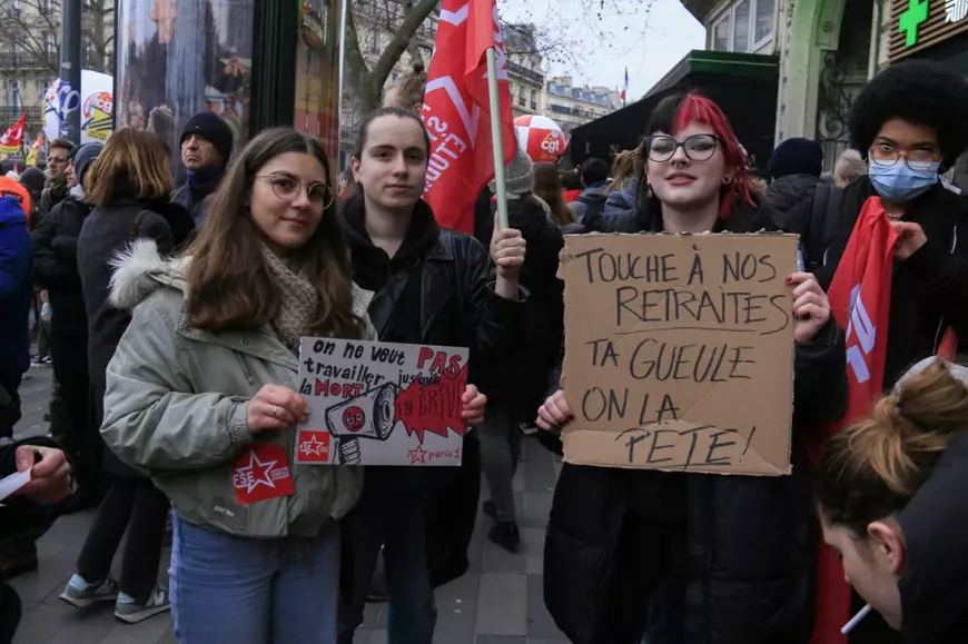 Protest uriaș în Franța față de creșterea vârstei de pensionare. Peste 1 milion de oameni au ieșit în stradă, la finalul unei zile în care grevele au paralizat țara