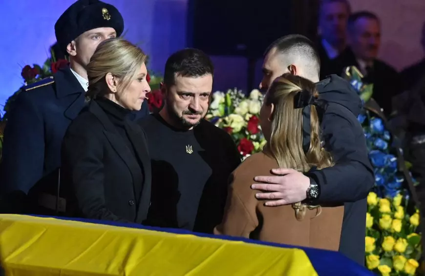 Zelenski, în lacrimi la ceremonia funerară organizată pentru oficialii care au murit în elicopterul prăbuşit la Brovarî. VIDEO