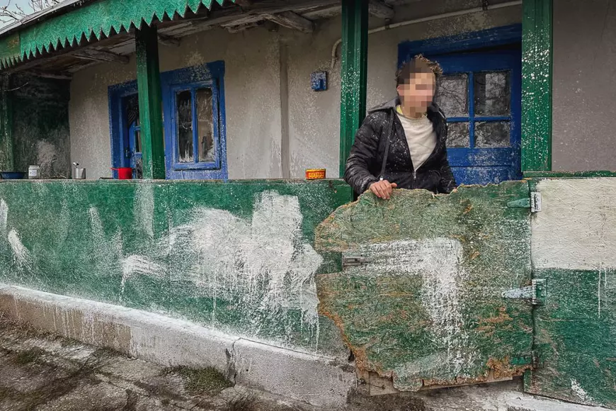REPORTAJ. Într-un sat la 80 km de București, un tânăr cu o boală psihică, înstrăinat de părinți și de societate, se zbate să supraviețuiască: „Ieri am mâncat un ou”