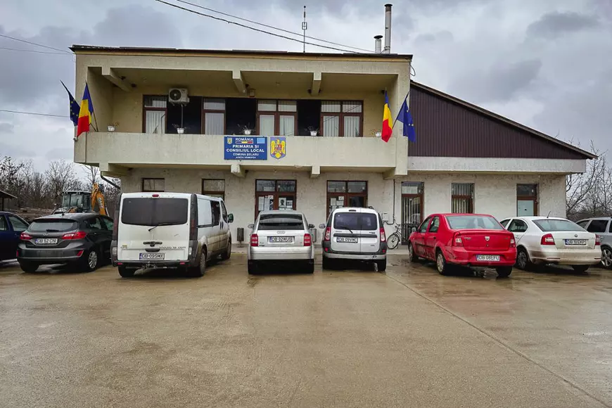 REPORTAJ. Într-un sat la 80 km de București, un tânăr cu o boală psihică, înstrăinat de părinți și de societate, se zbate să supraviețuiască: „Ieri am mâncat un ou”