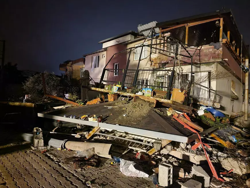 Corespondență din Antakya: Furia voluntarilor care n-au mai așteptat ajutorul întârziat al autorităților și au început ei să caute supraviețuitori. „Ştiau că nu sunt pregătiţi! De ce nu au făcut nimic?” 