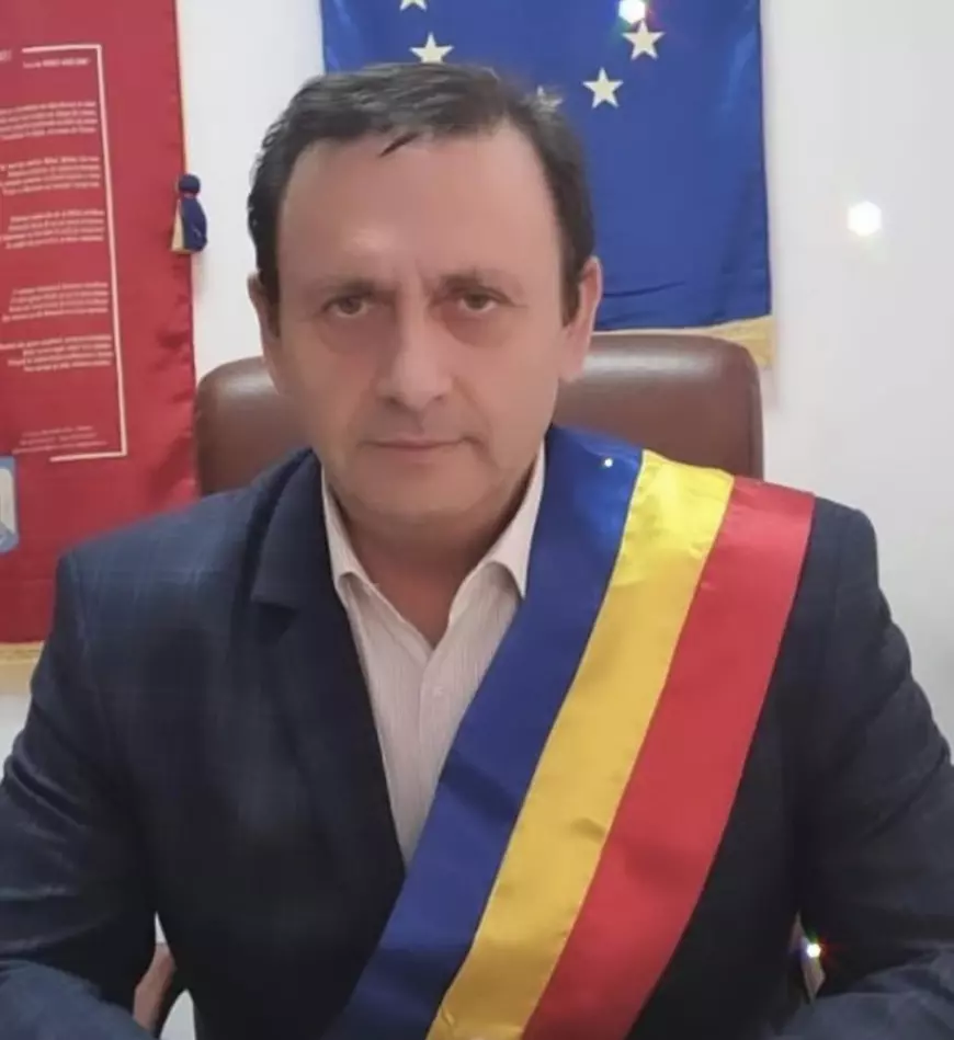 Servicii de manichiură oferite în sala de ședințe a primăriei comunei Balcani. Primar: „Dacă știam că vine pentru doamnele noastre, găseam o altă locație”