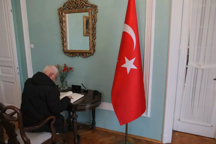 Ambasada Turciei la București a deschis o carte de condoleanțe pentru victimele cutremurului